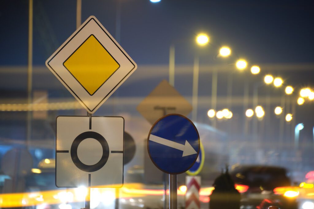 Znaki drogowe, które najczęściej mylą kursantów – jak je rozszyfrować raz na zawsze? 9 Znaki drogowe ktore najczesciej myla kursantow – jak je rozszyfrowac raz na zawsze