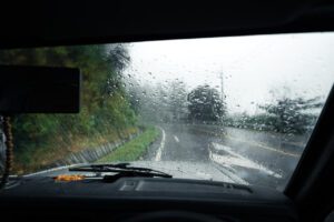 Czy warto zdawac egzamin w dni deszczowe Zalety i wady 🌧️🚗